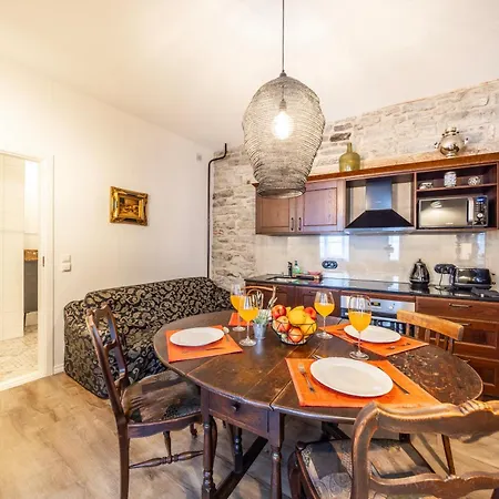 Old Town With 2 Bedrooms Next To Town Hall Lejlighed