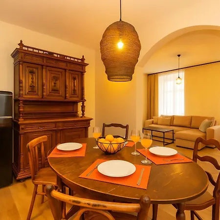 Old Town With 2 Bedrooms Next To Town Hall