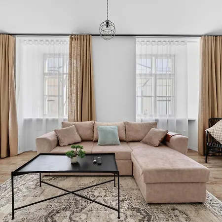 Old Town With 2 Bedrooms Next To Town Hall *
