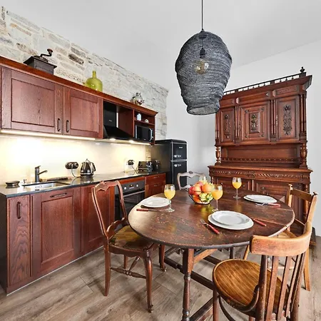 Old Town With 2 Bedrooms Next To Town Hall