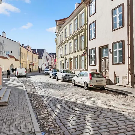 Apartment Old Town With 2 Bedrooms Next To Town Hall Reval