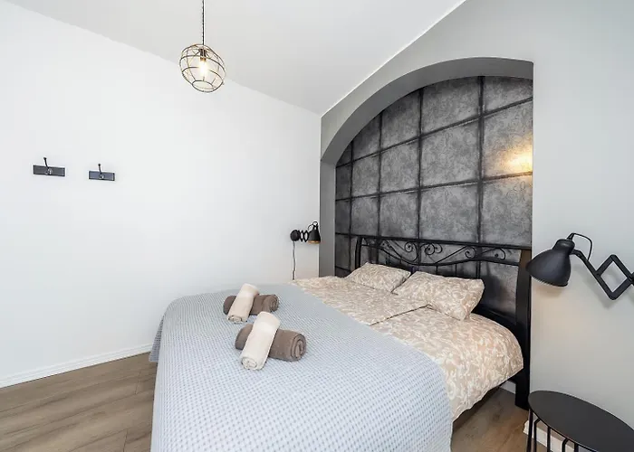 Old Town With 2 Bedrooms Next To Town Hall Apartment *