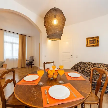 Old Town With 2 Bedrooms Next To Town Hall 아파트 *