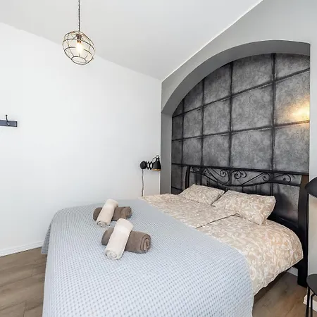 Old Town With 2 Bedrooms Next To Town Hall 公寓 *